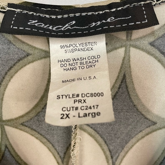 Plus sized dress in a geometrical pattern. - Picture 3 of 3